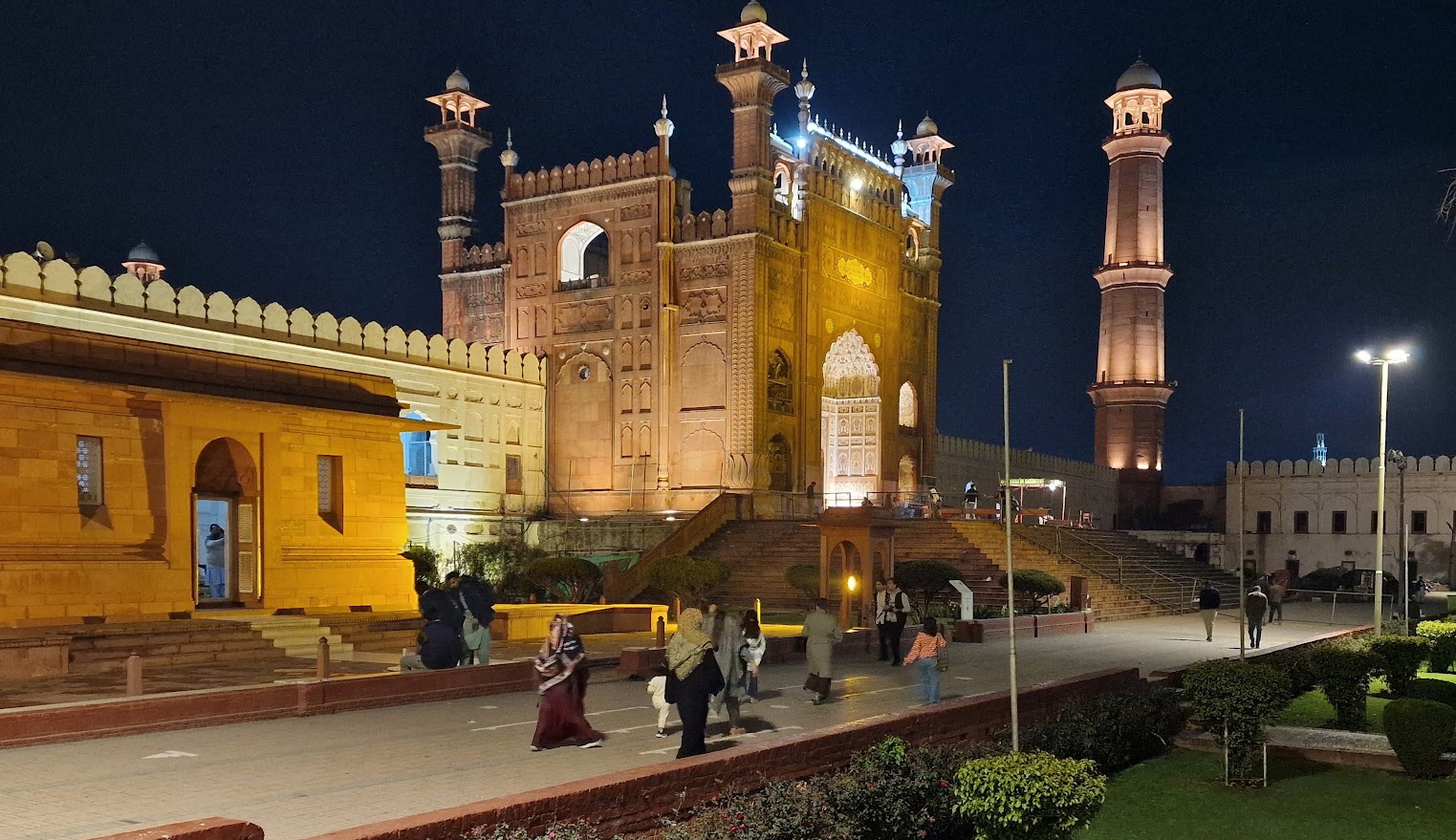 pkz25 _ freddy naegels _ lahore by night.jpg